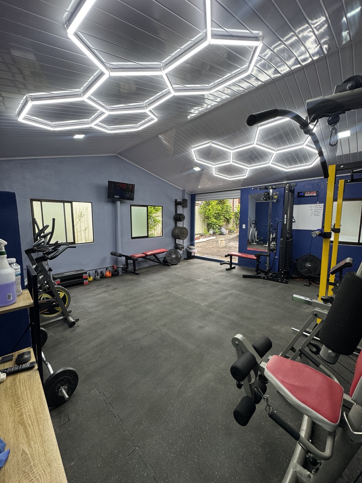 Interior del estudio de entrenamiento Joseph Arias en Aserrí